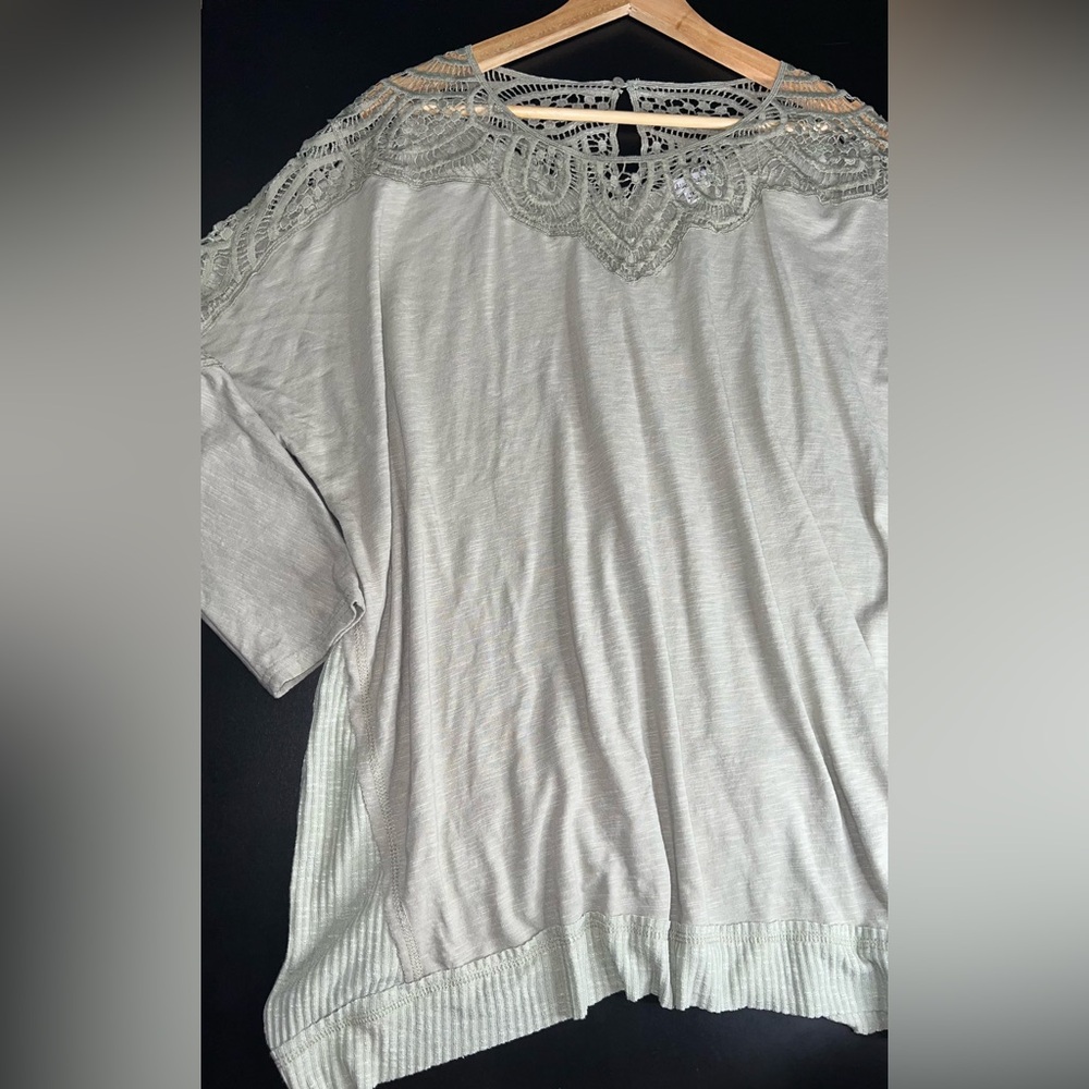 White Birch Olive Green Lace Detailed Flowy Top Size 1X EUC